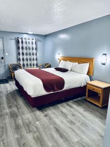 une chambre d'hôtel avec un lit et une table dans l'établissement Relax Inn, à Marshall