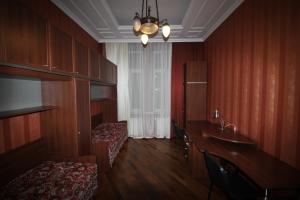 リヴィウにあるCitadelのベッド2台とシンクが備わる客室です。