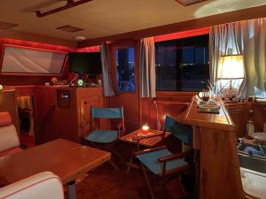 a room with a kitchen and a table and chairs at Bateau Atypique Yacht La Rochelle in La Rochelle
