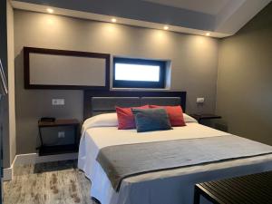 sypialnia z dużym łóżkiem i oknem w obiekcie A Finca Hotel w mieście Barreiros