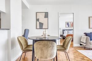Un comedor con mesa y sillas en LIC 2BR w WD Elevator Doorman nr E River NYC-766, en Nueva York