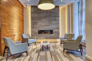 una sala de espera con sillas y chimenea en LIC 2BR w WD Elevator Doorman nr E River NYC-766, en Nueva York