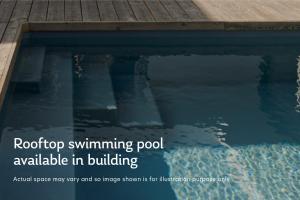 una piscina de agua con terraza de madera en LIC 2BR w WD Elevator Doorman nr E River NYC-766, en Nueva York