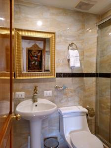 uma casa de banho com um lavatório, um WC e um espelho. em Casona Corrales Hotel Boutique em Cusco