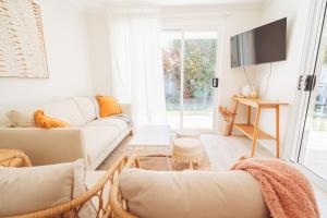 Buddina的住宿－Enjoy the summer pool side，带沙发和电视的客厅