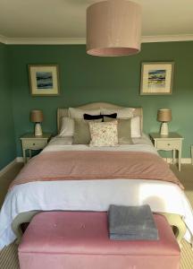 1 dormitorio con 1 cama grande y paredes verdes en Three bedroom holiday house Porthleven, Cornwall. Close to shops and beach, en Porthleven