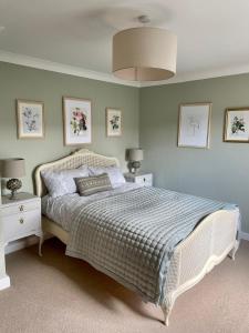1 dormitorio con 1 cama grande con marco blanco en Three bedroom holiday house Porthleven, Cornwall. Close to shops and beach, en Porthleven