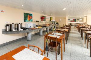 Příslušenství pro přípravu čaje a kávy v ubytování Yak Beach Hotel Natal