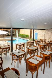 Bazén v ubytování Yak Beach Hotel Natal nebo v jeho okolí