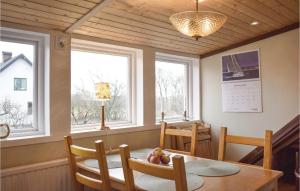 Restaurace v ubytování Beautiful Home In Harplinge With Sauna