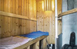 Beautiful Home In Harplinge With Sauna في Harplinge: كابينة خشبية فيها سرير بطابقين
