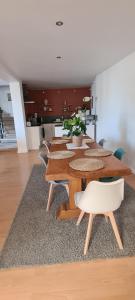 ein Esszimmer mit Tischen und Stühlen auf einem Teppich in der Unterkunft Maison de ville au bord du Lez, 170m2 cosy. in Bollène