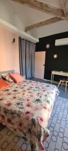 Кровать или кровати в номере Maison de ville au bord du Lez, 170m2 cosy.