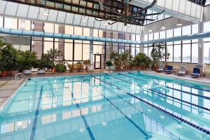 Бассейн в Kips Bay 1br w doorman wd nr East River NYC-978 или поблизости