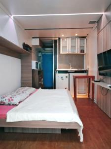 1 dormitorio con 1 cama blanca grande y cocina en Albergue Cultural Hostel, en Río de Janeiro