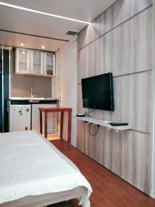 1 dormitorio con 1 cama y TV de pantalla plana en Albergue Cultural Hostel, en Río de Janeiro