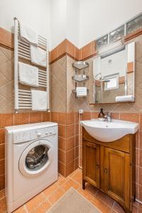 een badkamer met een wasmachine en een wastafel bij Budapest Then & Now Apartment in Boedapest