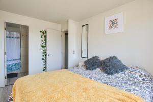 1 dormitorio con 1 cama con 2 almohadas en Encantador Departamento 2 Dormitorios, 2 baños, en Santiago
