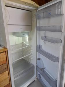 um frigorífico vazio com a porta aberta numa cozinha em Sobrado Rustico iguacu em Foz do Iguaçu