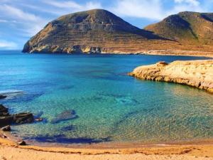 vistas a una playa con una montaña en el fondo en Casa Iribarne en Rodalquilar