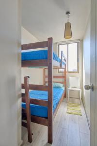 1 Schlafzimmer mit 3 Etagenbetten in einem Zimmer in der Unterkunft Encantador Departamento 2 Dormitorios, 2 baños in Santiago