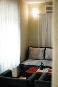 Cette chambre comprend un lit, un canapé et une table. dans l'établissement Villa Casa di Pietra - Budva Old town, à Budva