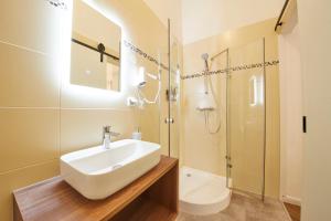 Koupelna v ubytování Nove Boutique Apartments