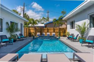 una piscina nel cortile di una casa di La Vida Delray 1 a Delray Beach