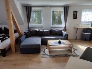 sala de estar con sofá y mesa de centro en Kutscherhaus, en Nagel