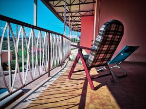 una silla sentada en el balcón de un edificio en Villa Costanza en Ripa Teatina