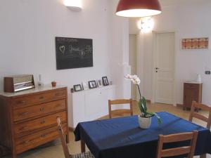 une salle à manger avec une table avec un chiffon bleu et une commode dans l'établissement Magnolia B&B, à Citta' Sant'Angelo