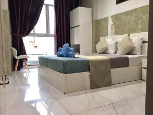 Un dormitorio con una cama grande con una almohada azul. en Saigon Cozy Hotel en Ho Chi Minh