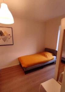a small bedroom with a bed in a room at Appartement hyper centre in Lons-le-Saunier