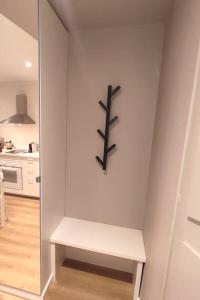 a white wall with a bench in a kitchen at Appartement hyper centre in Lons-le-Saunier