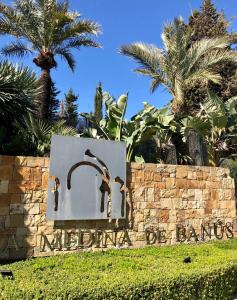 una señal para la entrada al mágico casino Barossa en Medina de Banus Marbella, en Marbella
