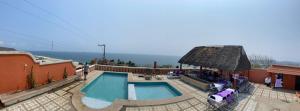 uma piscina com vista para o oceano em Casa vista mar em Salina Cruz