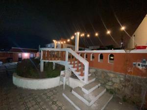 uma escada que leva a um edifício à noite em Casa vista mar em Salina Cruz