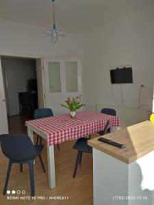 錫吉什瓦拉的住宿－Horea 11，餐桌,配有红色和白色的桌布