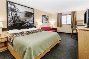 Super 8 by Wyndham Ottawa Starved Rock في أوتاوا: غرفة فندقية بسرير وتلفزيون بشاشة مسطحة