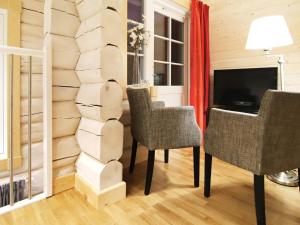 um quarto com cadeiras, uma mesa e uma televisão em Holiday home Sälen em Stöten