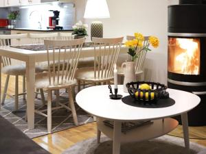 uma sala de estar com uma mesa e cadeiras e uma lareira em Holiday home Sälen em Stöten