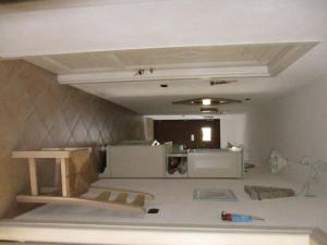 Una habitación con techo blanco y una cocina. en Bed & Breakfast Mare Isole, en La Maddalena 285 fotos más