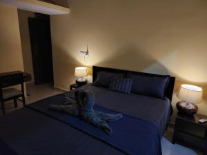 ein Schlafzimmer mit einem Bett und einem Handtuch darauf in der Unterkunft SD D'Souza Heritage Moira Flats with Reserved Parking in Moira