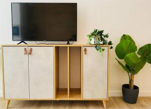 TV a/nebo společenská místnost v ubytování B3 Verdeguer - Cozy Loft Close to the Beach
