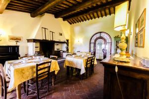 een eetkamer met tafels en stoelen in een gebouw bij Agriturismo La Castellina in Fucecchio