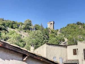 un castillo en la cima de una colina con un edificio en Gorges du Verdon - Hyper centre Castellane - Rue Piétonne - Studio 3 Couchages, en Castellane