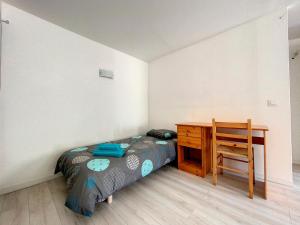um quarto com uma cama, uma secretária e uma cadeira em Gorges du Verdon - Hyper centre Castellane - Rue Piétonne - Studio 3 Couchages em Castellane