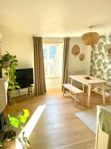 La Grange 1743 : غرفة معيشة مع طاولة وتلفزيون