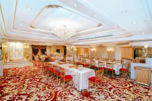 a banquet hall with tables and chairs and a chandelier at فندق دار الريس - Dar Raies Hotel in Makkah