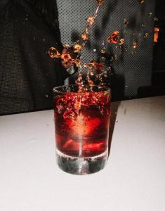 una bebida con un chapoteo en un vaso sobre una mesa en W San Francisco, en San Francisco
